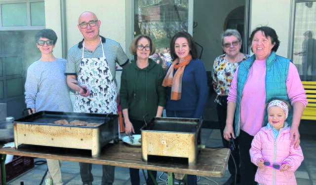 Hilfsbereit: Pepi Frank (2.v.l.) und Pfarrsekretärin Christiane Hess (3.v.l.) grillten für Geflüchtete.  | Foto:  SEELSORGERAUM AM SEE