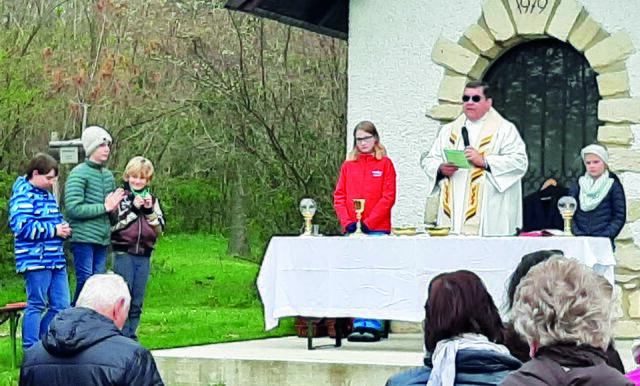 Pfarrer Ringhofer mit Gläubigen beim Emmausgang. | Foto:  SEELSORGERAUM AM SEE