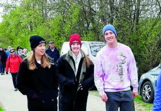 Pilgernde Jugendliche und Männer aus dem Seelsorgeraum beim Emmausgang. | Foto:  SEELSORGERAUM AM SEE