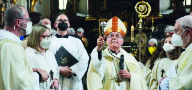 Weihe. Prälat Rupert Kroisleitner (ehem. Probst des Stift Vorau) nahm in Vertretung des erkrankten Nuntius Pedro López Quintana die Orgelweihe in der Pfarrkirche Pinkafeld vor.  | Foto: ELISABETH WERTZ