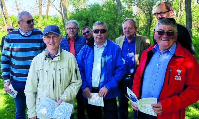 Pilgernde Jugendliche und Männer aus dem Seelsorgeraum beim Emmausgang. | Foto:  SEELSORGERAUM AM SEE
