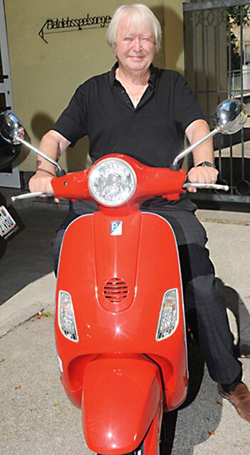 Konsequent: Der „rote“ Arbeiterpriester Franz Sieder mit seiner roten Vespa. | Foto: Diözese St. Pölten/Wolfgang Zarl