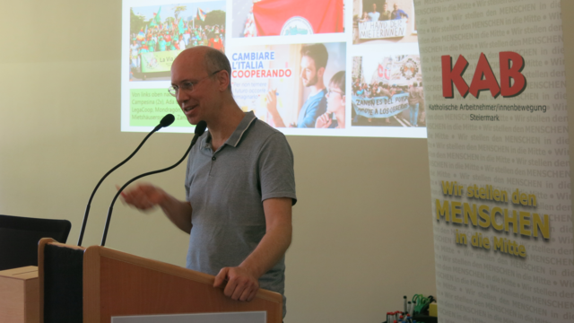 Beim Studientag in der Grazer Otto-Möbes-Akademie führte der Ökologe und Politikwissenschaftler Andreas Exner (rechtes Bild) den Teilnehmenden die Entstehung und die gesellschaftspolitische Sprengkraft von Texten der Katholischen Soziallehre vor Augen. | Foto: Windisch