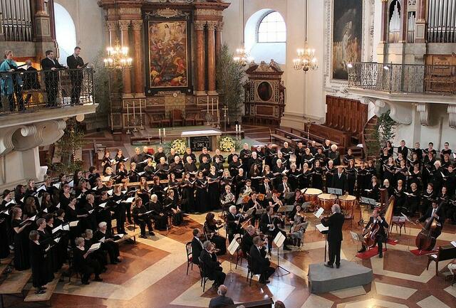 Feierliches Konzert im Salzburger Dom mit Chor und Orchester unter der Leitung des aktuellen Domkapellmeisters János Czifra (seit 1989). Die Dommusik hat in der Erzdiözese Salzburg traditionell einen hohen Stellenwert.