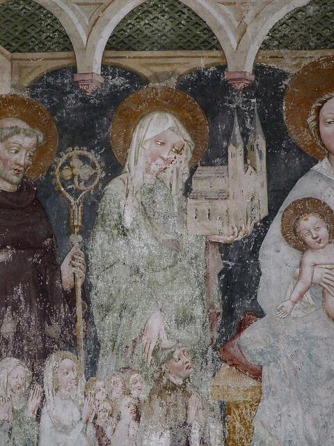 Die heilige Hemma mit dem Dom zu Gurk in ihren Händen. Fresko in der Pfarrkirche Zweinitz, um 1421. | Foto: Mahlknecht