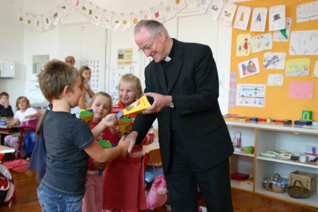 Neuer Lebensabschnitt: Mit Schultüten für Schulkinder wünschte Kothgasser den Kleinen viel Erfolg. | Foto: RB/eds