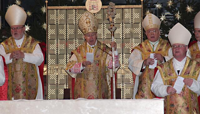 Abschied mit Dankfest: 2014 kamen zum Festgottesdienst der Münchner Kardinal Reinhard Marx (l.) und Nuntius Peter Stephan Zurbriggen (r.), um mit Kothgasser nach der Emeritierung im November 2013 zu feiern. | Foto: RB/eds