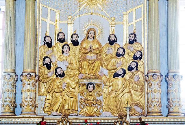 Das Pfingstwunder – die Sendung des Heiligen Geistes – auf 
einem Altar in der Kirche der heiligen Katharina von Alexandria in Alt-Goa, Indien. | Foto: zatletic - stock.adobe.com