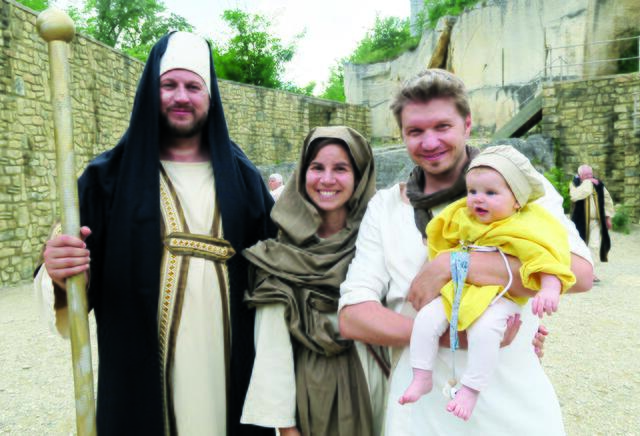 Familienidyll. Ganze Generationen spielen gemeinsam mit. | Foto: PASSIONSSPIELE ST. MARGARETHEN
