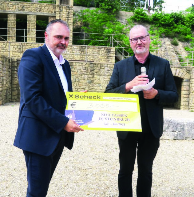 Ukraine-Hilfe. LH Doskozil übernahm einen Spendenscheck von Pfarrer Geier. | Foto: PASSIONSSPIELE ST. MARGARETHEN