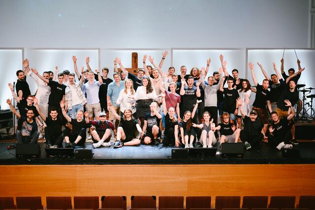 Das Kamera- und Technikteam  in Salzburg machte es möglich, die Gläubigen an den verschiedenen Standorten des Festes der Jugend per Livestream zu einer großen Gemeinschaft zu verbinden.  | Foto: RB/T. Bosina