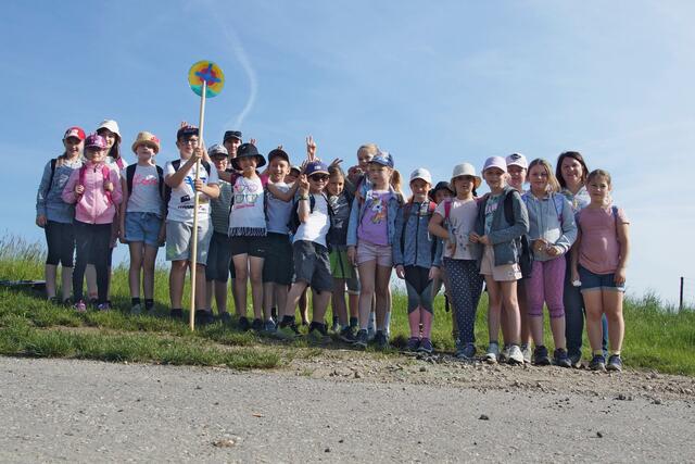 Die 3. Klasse der Volksschule Obritzberg-Rust auf Wallfahrt. Sie marschierte zur Pfarrkirche Obritzberg.