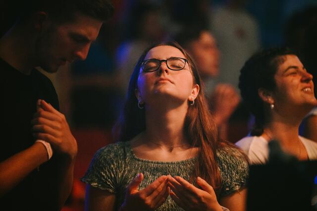 Ganz auf ihren Glauben ließen sich junge Menschen ein. | Foto: RB/T. Bosina