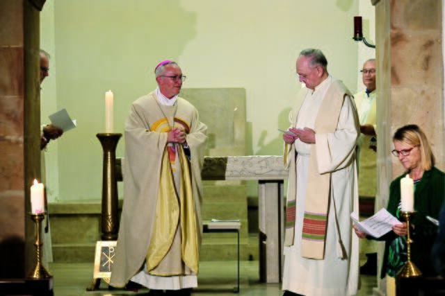 Weihbischof Dr. Anton Leichtfried und der Klosterneuburger Chorherr und Liturgie-Experte Prof. Dr. Andreas Redtenbacher bei der Feier anlässlich des 100-Jahr-Jubiläums der ersten „Volksliturgie“ in St. Gertrud.