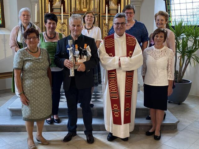 Chorleiterin Erna Reisenhofer, Johann Ebner, Pfarrer Johann Schreiner und Mitglieder des Kirchenchores - erste Reihe von links nach rechts