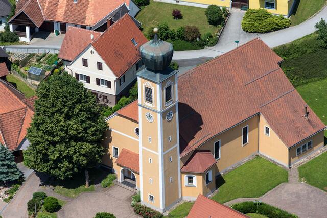 Von der Pfarrkirche Ottendorf ist die heilige Helena Patronin.