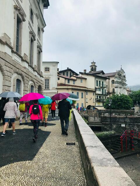 Trotz Regenwetter genießt unsere Reisegruppe den Besuch im Palazzo Borromeo auf der Isola Bella am Lago Maggiore. | Foto: Klass