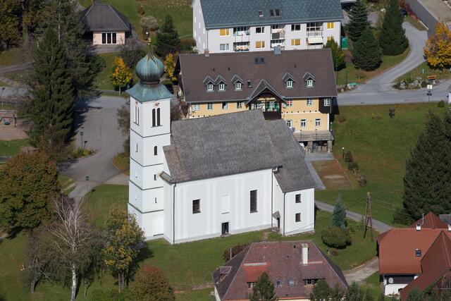 Über die Pfarrkirche von St. Oswald ob Eibiswald hält der heilige Oswald seine schützenden Hände.