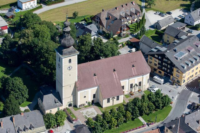 Auch die Pfarrkirche von Irdning hat Petrus und Paulus als Pfarrpatrone.