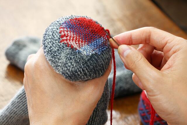 Aufgrund des häufigen Tragens bekommen auch einmal geliebte Socken ein Loch. Wegschmeißen muss man diese jedoch noch lange nicht. Denn mit ein paar Nadelstichen kann man Strümpfe stopfen.