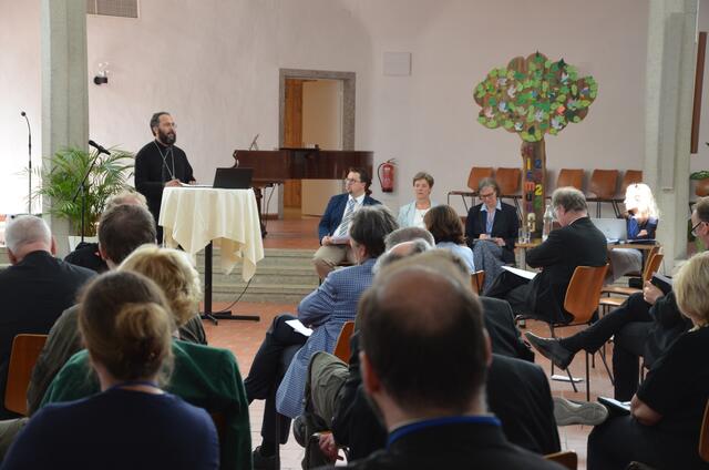 Eröffnet wurden die Beratungen mit Impulsen aus der Ökumene: Der griechisch-orthodoxe Metropolit Arsenios Kardamakis und der evangelische Bischof Michael Chalupka sprachen über Synodalität aus der Sicht ihrer Kirchen.
