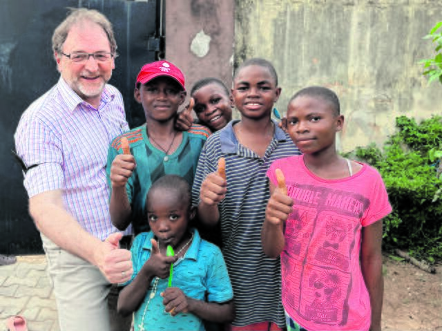 Alles für die Kinder: Mitgründer und Geschäftsführer Reinhard Heiserer in einem Kinderschutzzentrum in Lagos (Nigeria). | Foto: Jugend Eine Welt