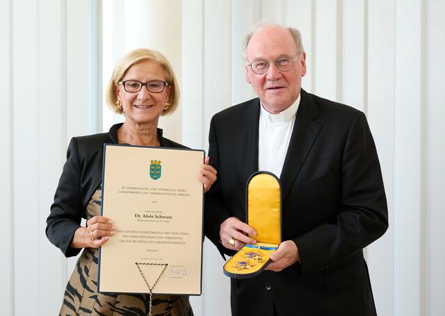 Landeshauptfrau Johanna Mikl-Leitner überreicht Bischof Alois Schwarz die höchste Auszeichnung des Landes Niederösterreich. | Foto: NLK/Pfeiffer