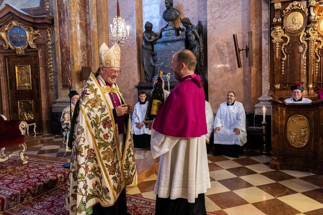 Generalvikar Christoph Weiss gratuliert dem Bischof. | Foto: Pressestelle Diözese St. Pölten