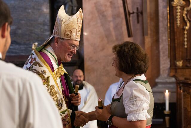 Gratulationen für Bischof Alois. | Foto: Pressestelle Diözese St. Pölten
