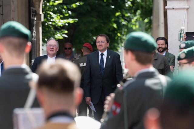 Bürgermeister Matthias Stadler gratuliert dem Bischof. | Foto: Pressestelle Diözese St. Pölten