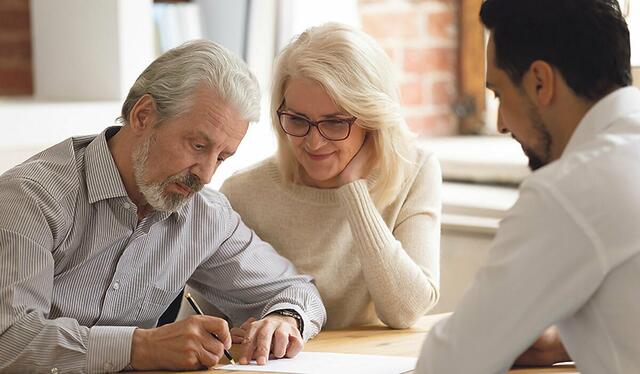Seniorinnen und Senioren bekommen weniger leicht Kredite als junge Menschen. | Foto: FIZKES/STOCKADOBE