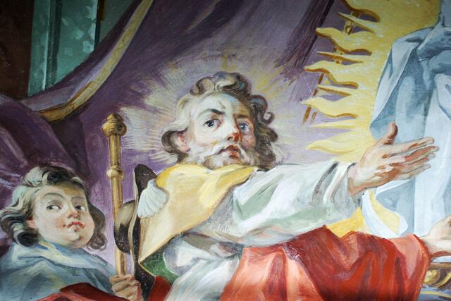 So nahe bekommen Besucher den Heiligen Jakobus im Dom nie zu sehen. Während der Domrenovierung können sie gegen einen kleinen Beitrag zur Domsanierung das Gerüst besteigen und dem Apostel Auge in Auge gegenübertreten. | Foto: Plaikner