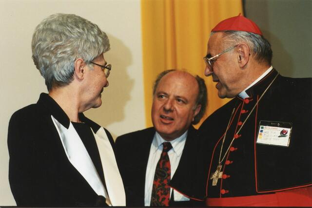 1997 konnte Grigorios Larentzakis (Mitte), Vorsitzender des Lokalkomitees der 2. Europäischen Ökumenischen Versammlung, u. a. Chiara Lubich von der Fokolarbewegung (l.) und den Prager Kardinal Miloslaw Vlk (r.) in Graz begrüßen. | Foto: Archiv
