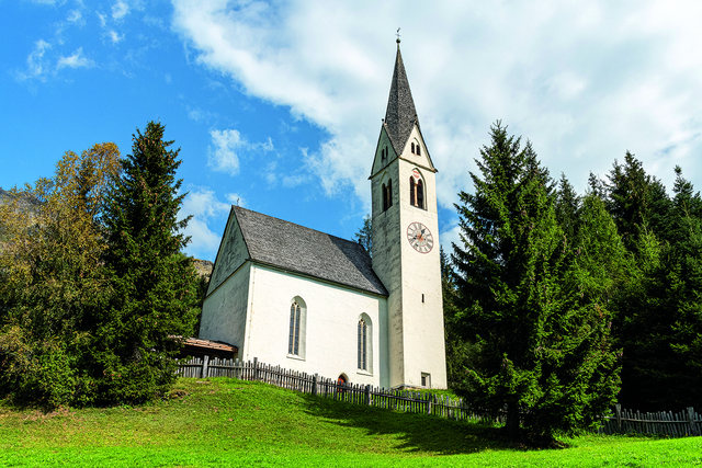 Kirche zur heiligen Magdalena in Ridnaun. Der Silberbergbau am 
naheliegenden Schneeberg ermöglichte im 15. Jahrhundert diesen stattlichen Kirchenbau. Das Gotteshaus enthält einen der kostbarsten Flügelaltäre Tirols, der Szenen aus dem Leben der heiligen Magdalena darstellt.   