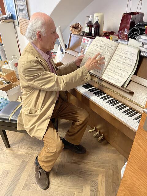 Eine typische Szenerie: János Czifra blättert am Klavier in einer Partitur.    | Foto: RB/tom