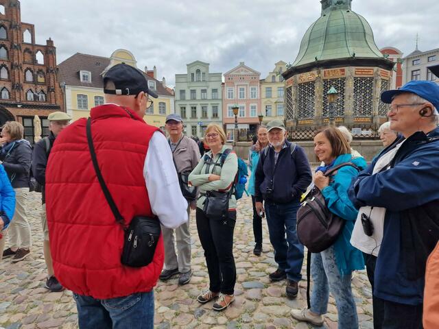Der Marktplatz von Wismar mit seinen typischen Giebelhäusern und dem Brunnen „Wasserkunst“ lädt zum Verweilen ein.