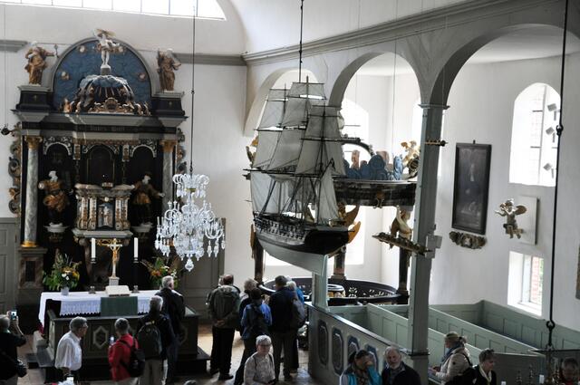 In der Seemannskirche in Prerow am  Ostseestrand prägen Schiffsmodelle den Kirchenraum. Beim Gottesdienst hier wurde das Bild auf die Kirche angewandt: „Ein Schiff, das sich Gemeinde nennt, fährt durch das Meer der Zeit.“