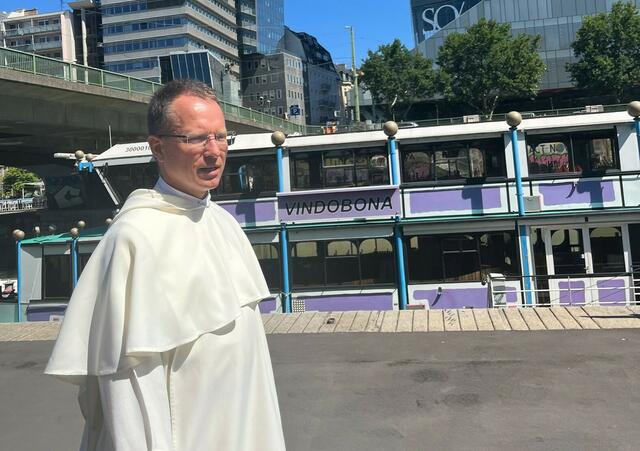 Im Habit durch die Stadt: P. Markus ist seit 30 Jahren Dominikaner. Im Kloster in Wien leben derzeit zehn Mitbrüder. | Foto: Kayla Raymundo