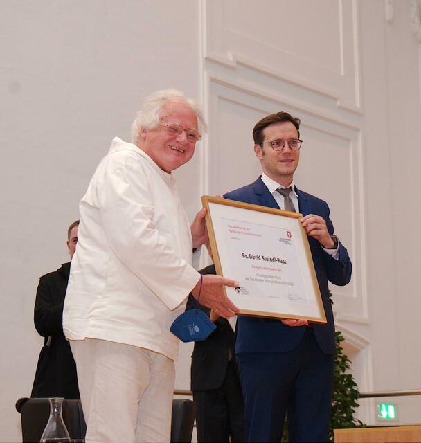 Den „Theologischen Preis“ für sein Lebenswerk konnte Br. David Steindl-Rast coronabedingt nicht persönlich entgegennehmen.  Stellvertretend nahm P. Johannes Pausch (l.) den Preis von Hochschulwochen-Obmann Martin Dürnberger (r.) entgegen.  | Foto: H.-Chr. Gruber