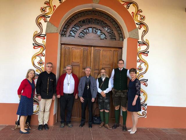 Besuch in San Ignacio: Die Reisegruppe mit Ingrid Burgstaller (Rupertusblatt), Markus Roßkopf (Referat Weltkirche), Weihbischof Hansjörg Hofer, Christian Schamberger (Katholikenanwalt), Simon Ebner (Katholische Aktion) und Lucia Greiner (Seelsorgeamt) bei Bischof Robert Flock (3. v. l.). | Foto: RB/ibu