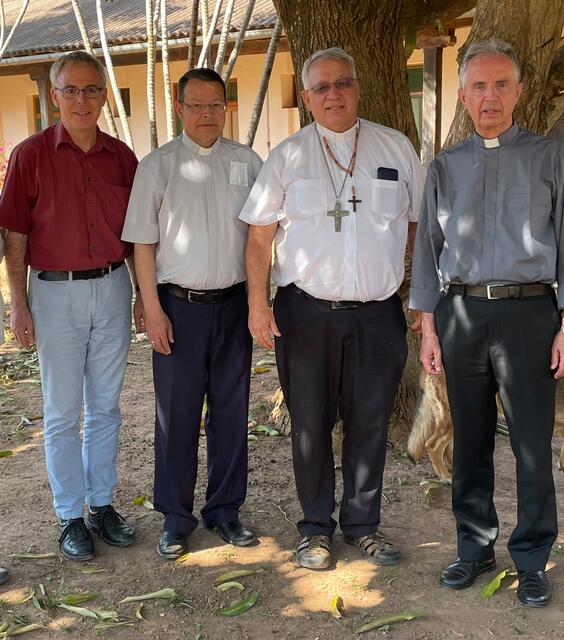 Weltkirchereferent Markus Roßkopf mit Weihbischof Fernando Bascopé Müller SDB, Bischof Robert Flock, Weihbischof Hansjörg Hofer. | Foto: RB/ibu