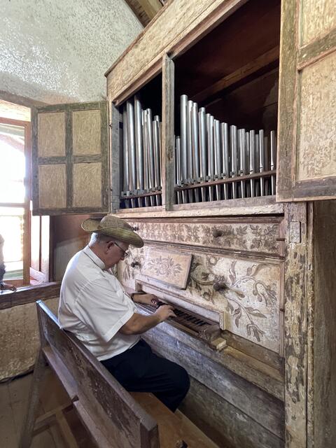 Bischof Robert Flock spielt auf der Orgel, die noch aus der Zeit der Jesuiten stammt. | Foto: RB/ibu