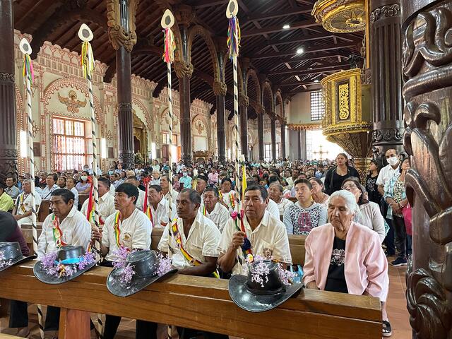 Volle Kirche: Zum Ignatiusfest füllte sich die Kathedrale – in den ersten Reihen die Mitglieder des Cabildo. Die indigenen Räte gehen auf die Zeit der Jesuiten zurück – sie sind auch heute noch wichtige Autoritäten in den Gemeinden und prägen das religiöse und kulturelle Leben.  | Foto: RB/ibu