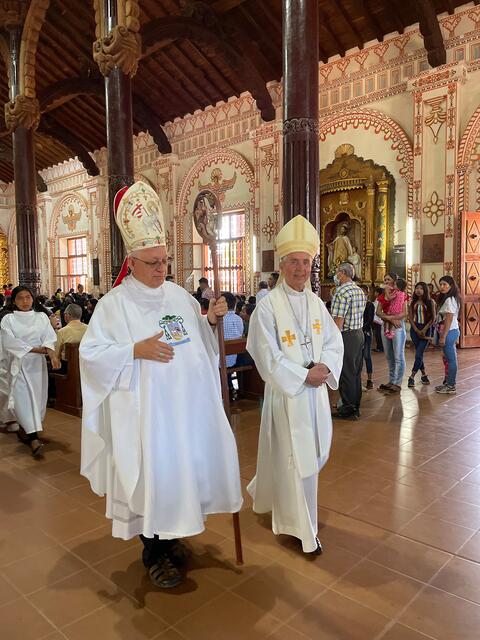 Bischof Robert Flock und Weihbischof Hansjörg Hofer in der Kathedrale von San Ignacio. | Foto: RB/ibu