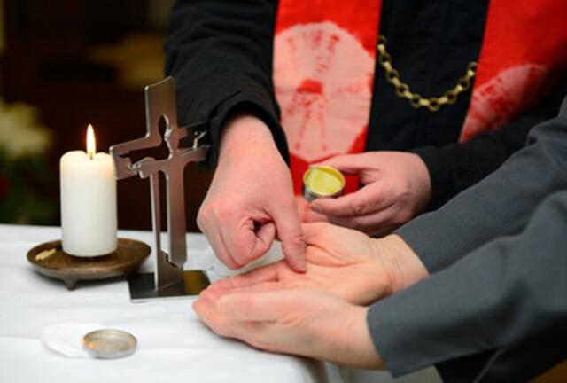 Kerze und Kreuz stehen bereit, wenn der Priester um die Krankensalbung gebeten wurde und Stirn und Hände salbt. | Foto: Fotolia