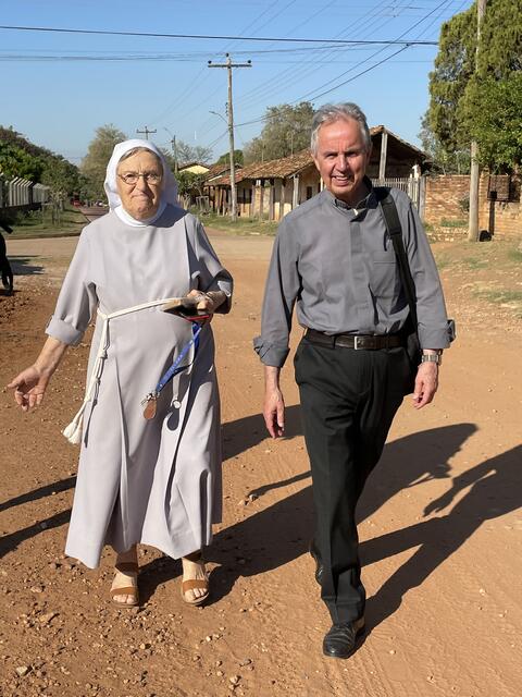 In San Miguel Besuch bei den Tiroler Tertiarschwestern. Im Bild: Sr. Eva Maria Staller mit Weihbischof Hansjörg Hofer. | Foto: RB/ibu