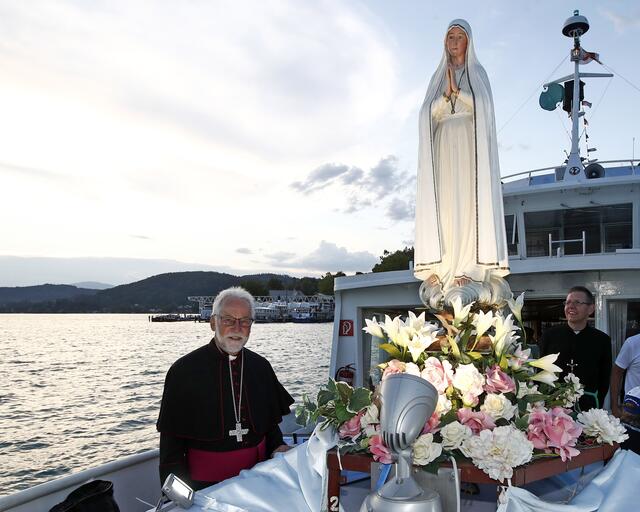 Bischof Josef Marketz mit der Muttergottes auf der "MS Kärnten". | Foto: Diözesan-Pressestelle / Eggenberger