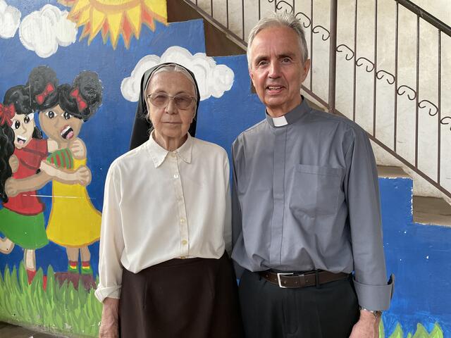 Schwester Clara Erlbacher und Weihbischof Hansjörg Hofer. | Foto: RB/ibu