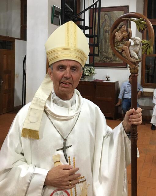 Große Ehre: Weihbischof Hansjörg Hofer mit dem Hirtenstab von Bischof Robert Flock. | Foto: RB/Roßkopf