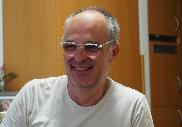 Gemeinsam mit dem Sammler historischer Fotografien Johannes Gstöttenmayer blättert er einige seiner zahlreichen Fotoalben durch und lässt so Geschichte(n) lebendig werden. | Foto: KiZ/lila